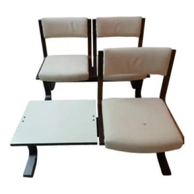 Chaises avec table sur - poutre