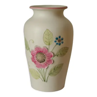 Vase fleuri en céramique
