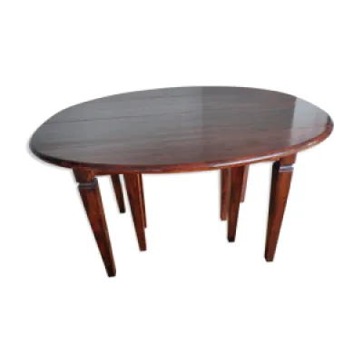 Table ovale en bois avec