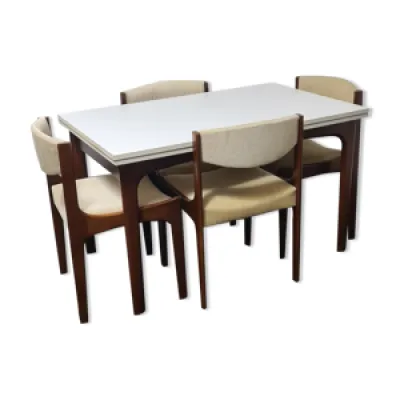 Table et chaises de salle