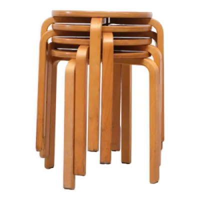 Tabourets empilables - bentwood