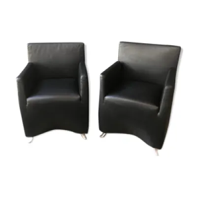 Paire de fauteuils en cuir noir