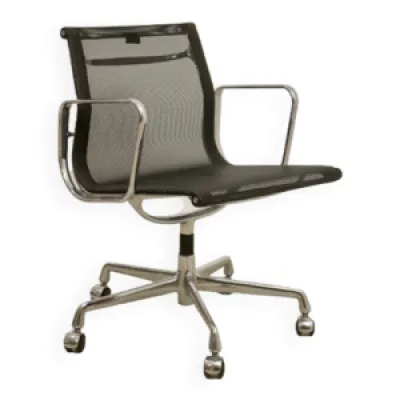 fauteuil modèle EA 117 - ray eames