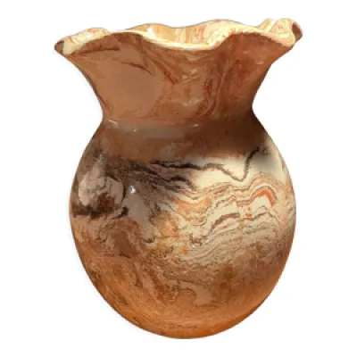 Vase rond en terre mêlée