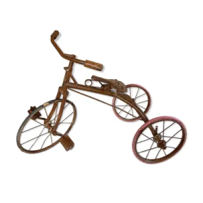 Tricycle ancien en métal,