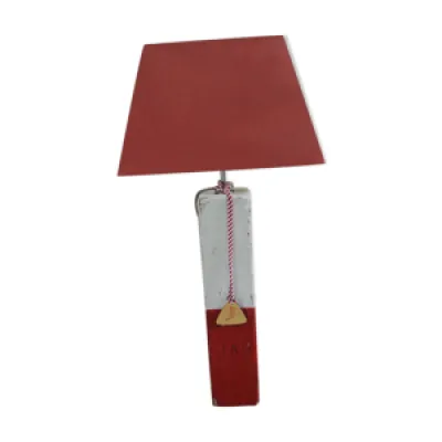 Lampe en bois patiné - blanc rouge