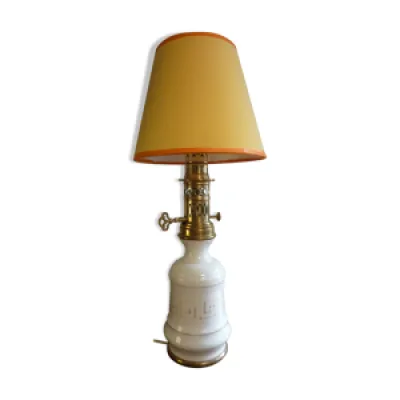 Ancienne lampe à pétrole - porcelaine