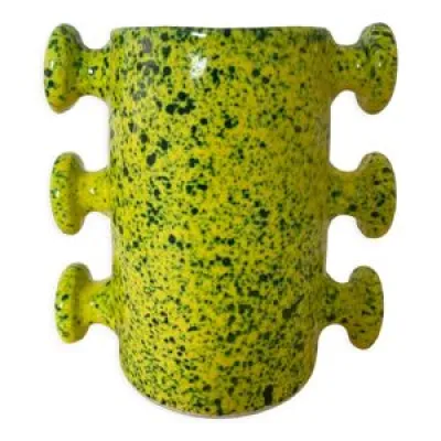 Vase en céramique jaune - main vert