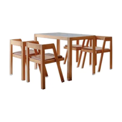 ensemble de 4 chaises - table