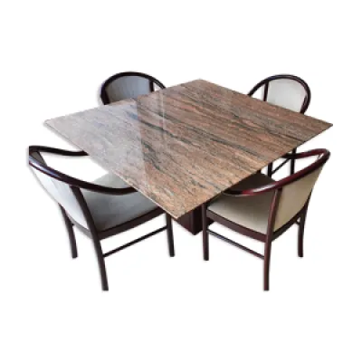 Table carrée en marbre - tissu chaises
