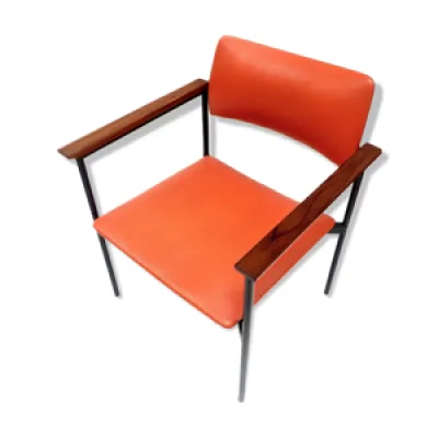 fauteuil orange avec - accoudoirs bois