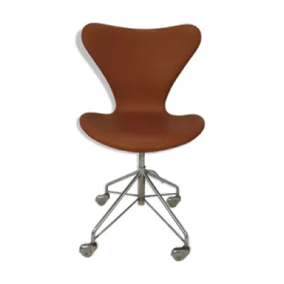 Chaise 3117 d'Arne Jacobsen - fritz
