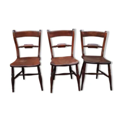 trois chaises en bois