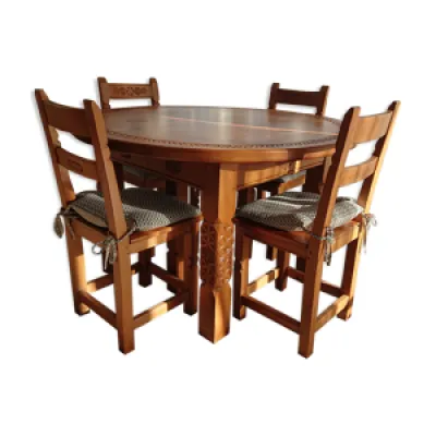 Table ronde sculptée - chaises assorties