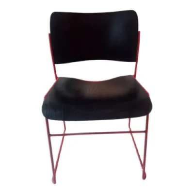 Chaise empilable Howe, - rouge pietement