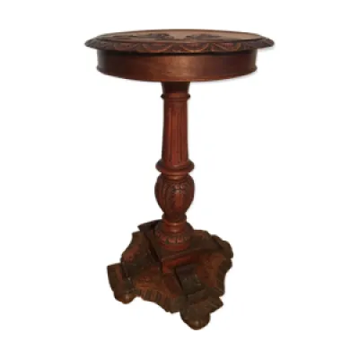 Table en bois sculpté - personnages