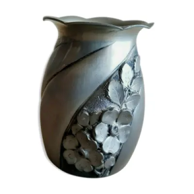 Vase étain d'art repoussé - art nouveau