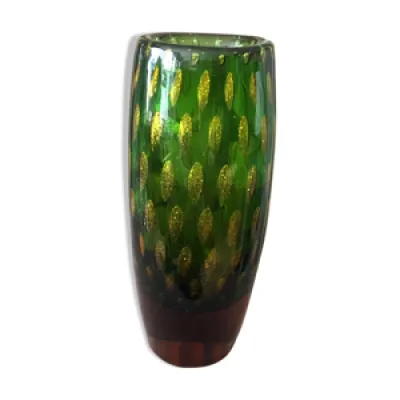 Vase incrustation de - forme vert