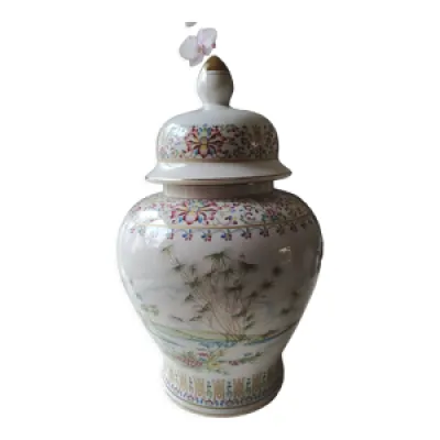 Vase avec couvercle de - porcelaine asiatique