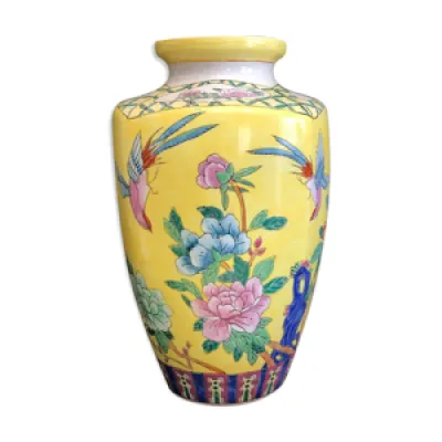 Vase en porcelaine et - fond jaune