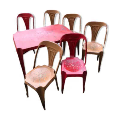 Chaises et table de salle - manger