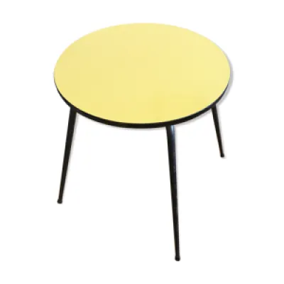 Table d'appoint en formica - jaune