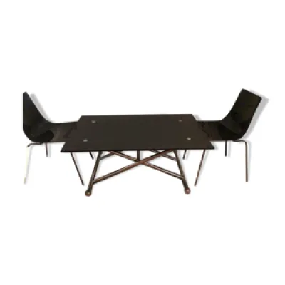 Table relevable en verre - chaises acier noir