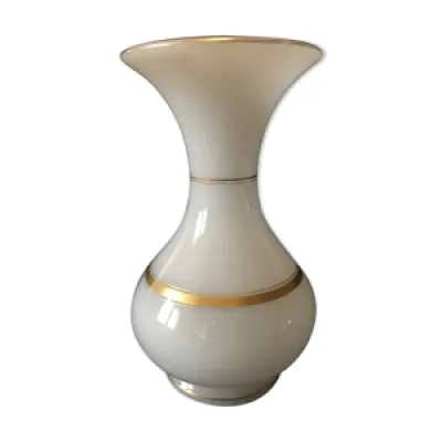 Vase opaline pansu à - milieu vers