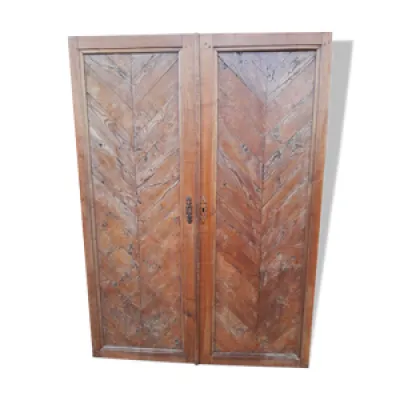 portes d'une armoire - bois