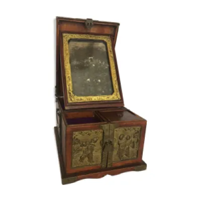 Cabinet chine ou indochine - laiton repousse