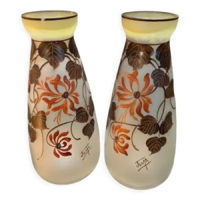 Paire de vases en pâte - peinte