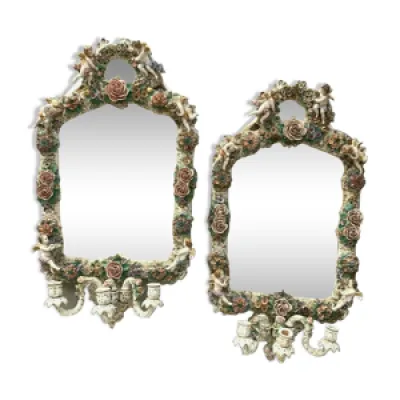 Paire de miroirs a bougeoirs - porcelaine polychrome