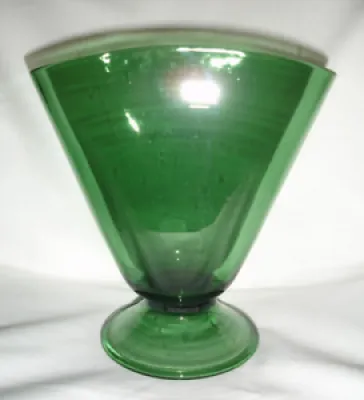 Vase en verre vert soufflé - bouche