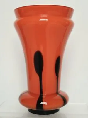Vase en verre rouge coulures