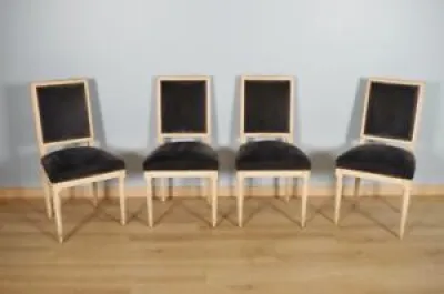 Quatre chaises peintes