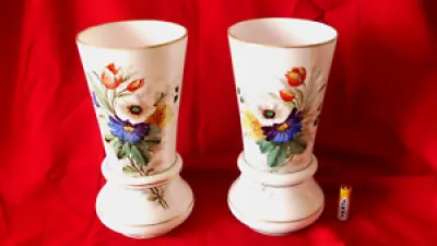 2 VASES CONIQUES OPALINE - emaillees