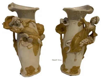 Paire de vases en porcelaine - dux