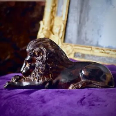 Lion couché sculpture - brune