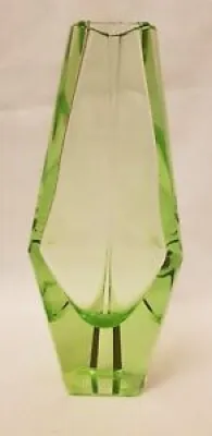Vase à facettes vertes