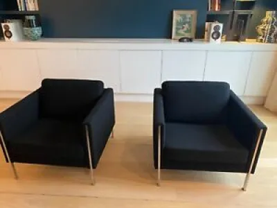 Paire de fauteuils noirs - refait neuf