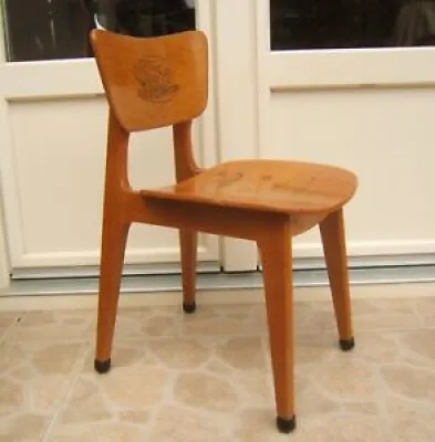 Ancienne chaise en bois d'enfant