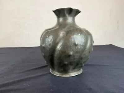 Vase en étain Art nouveau