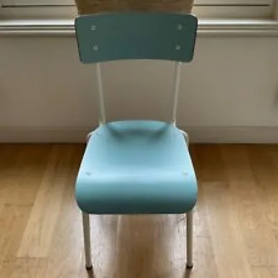 iconique chaise d’écolier