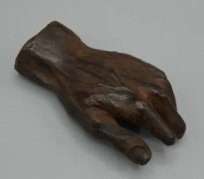 Main en bois sculpté,