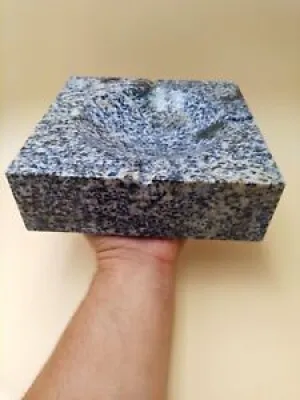 Monumental et rare cendrier - granite