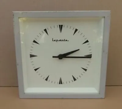 Ancienne pendule d'usine - clock