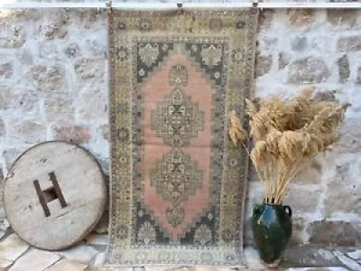 Hand-Woven Oushak Carpet - traditional