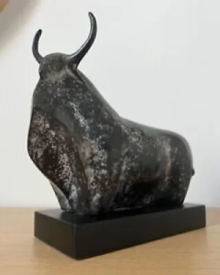 Sculpture de taureau - grise