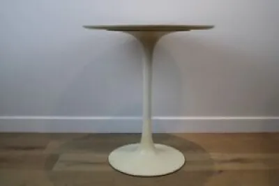 Une table d'appoint milieu - maurice burke arkana
