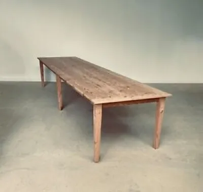 Impressionnante Table